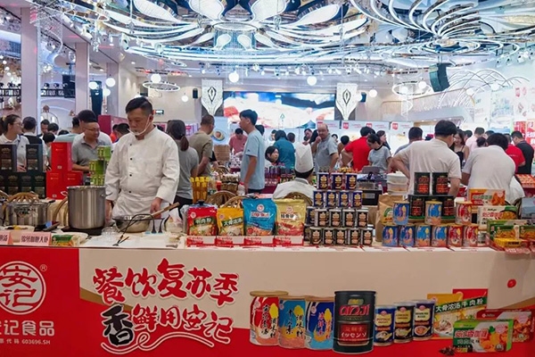K8凯发作为战略合作伙伴亮相泉州外烩餐饮行业协会换届典礼